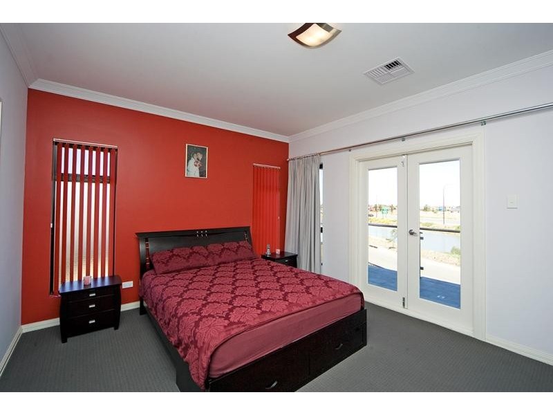 4 Victoria Parade, Mawson Lakes SA 5095