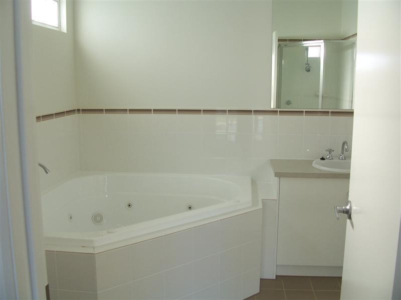 34 Lomond Cct, Mawson Lakes SA 5095