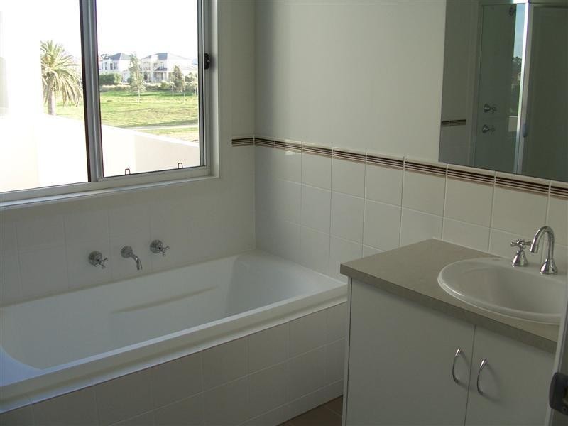 34 Lomond Cct, Mawson Lakes SA 5095