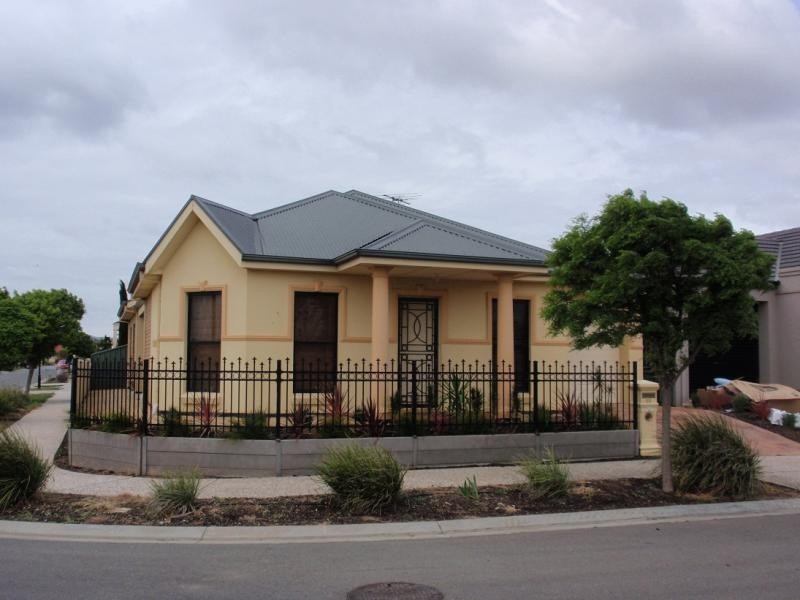 28 Mallard Cres, Mawson Lakes SA 5095