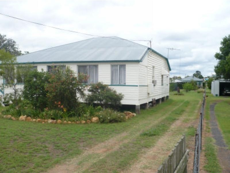 31 HAWKINS STREET, Miles QLD 4415