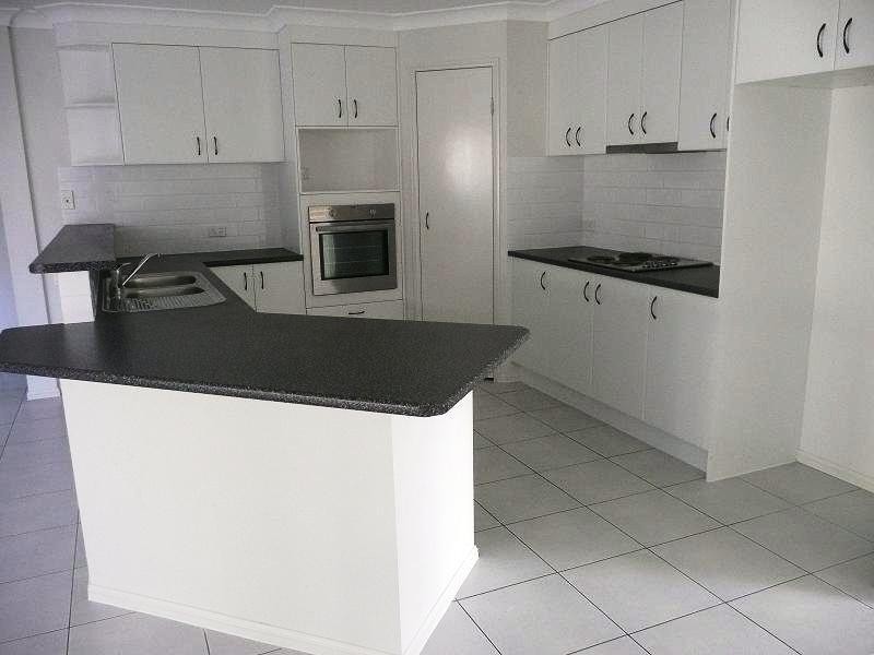 8 Roland Street, Parkinson QLD 4115