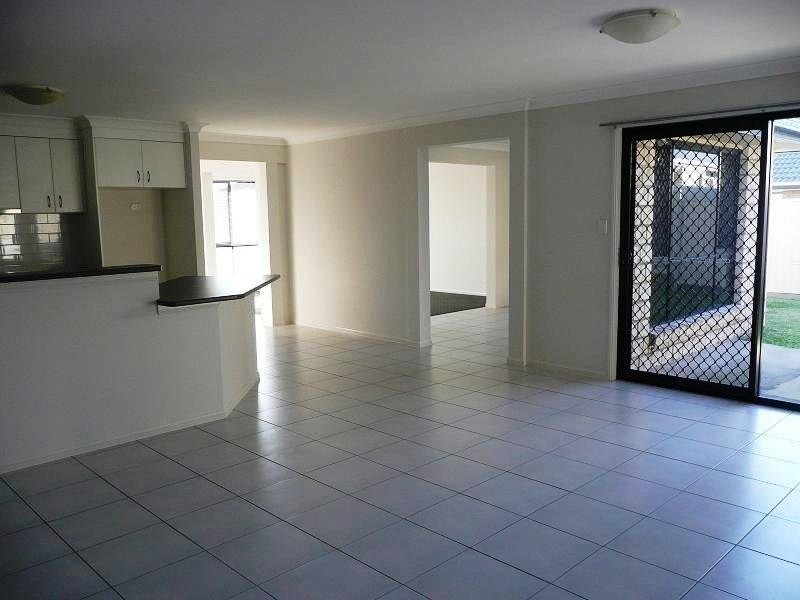 8 Roland Street, Parkinson QLD 4115