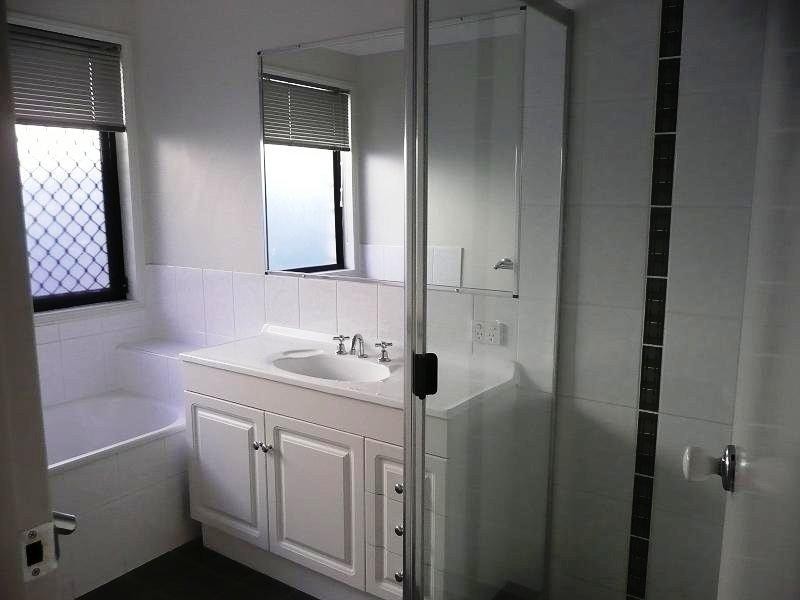 8 Roland Street, Parkinson QLD 4115