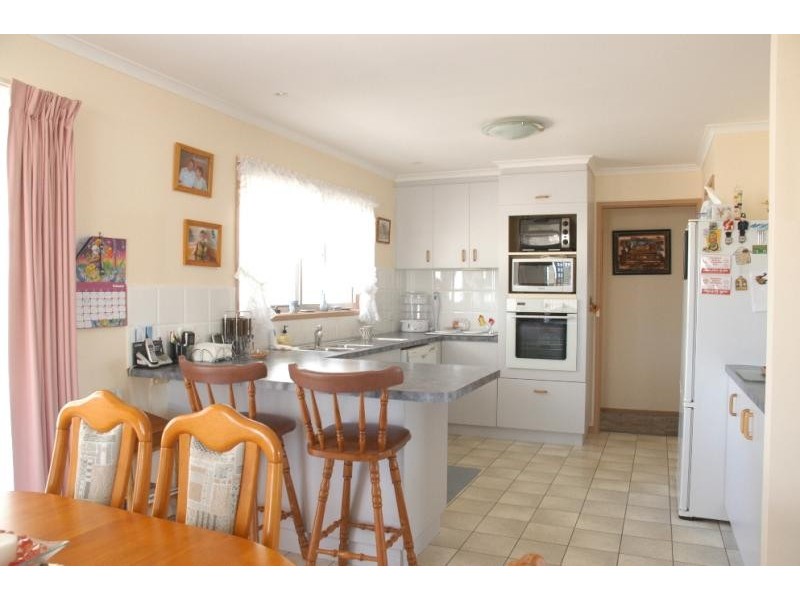 17 White Court, Eagle Point VIC 3878