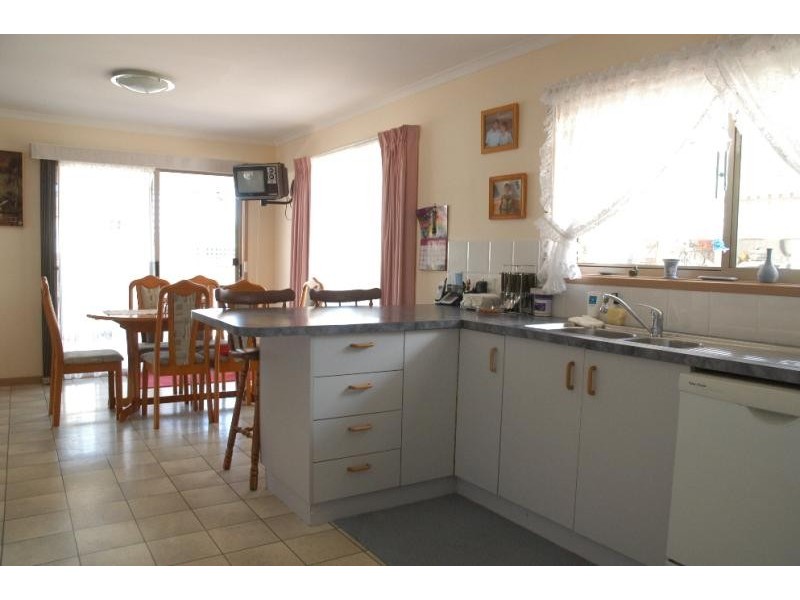 17 White Court, Eagle Point VIC 3878