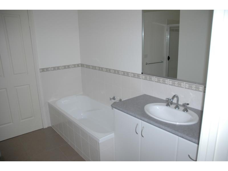 57 A Balmoral Crs, Bairnsdale VIC 3875