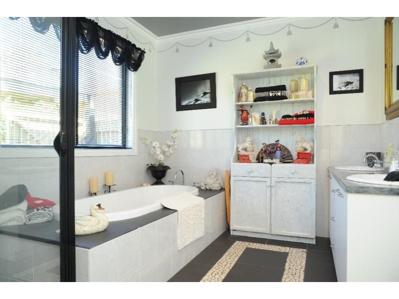 1 Simpsons Drive, Newlands Arm VIC 3875