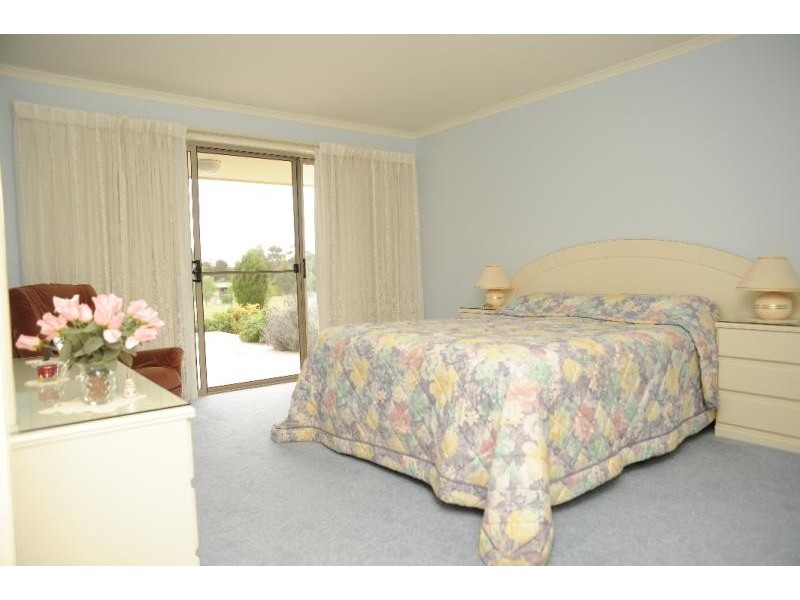 8 Mallard Close, Newlands Arm VIC 3875