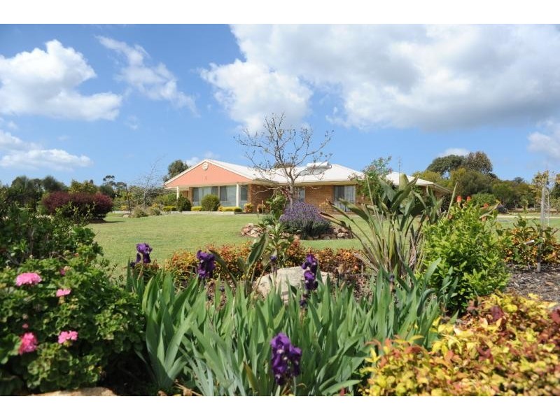 8 Mallard Close, Newlands Arm VIC 3875