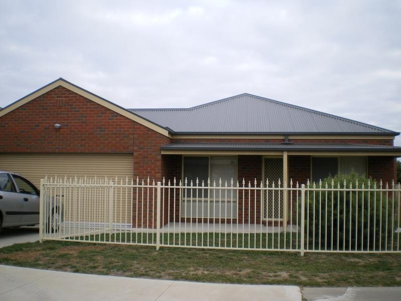 Unit B/57 Balmoral Crescent, Bairnsdale VIC 3875