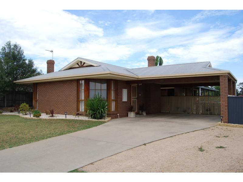 13 Harnham Drive, Bairnsdale VIC 3875