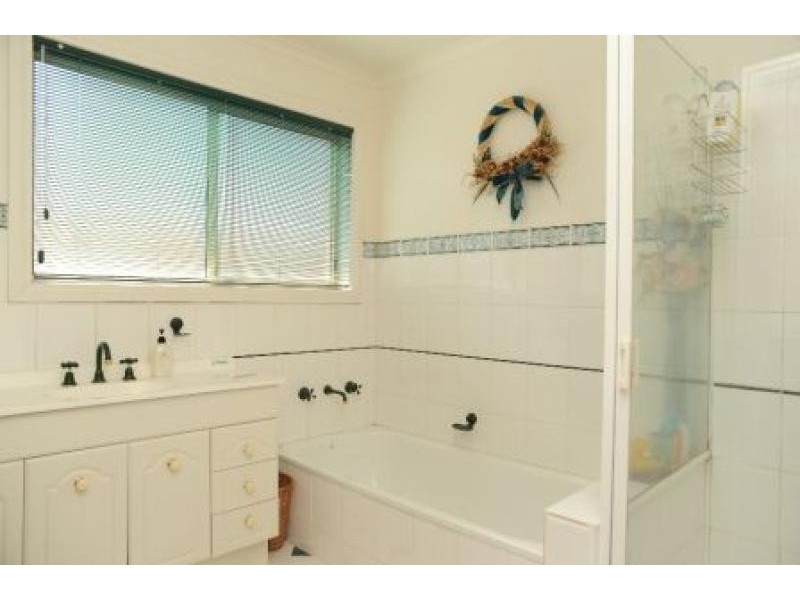 16 Blackwood Avenue, Bairnsdale VIC 3875