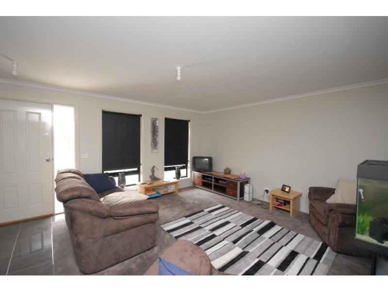 8 Lake Tide Avenue, Newlands Arm VIC 3875