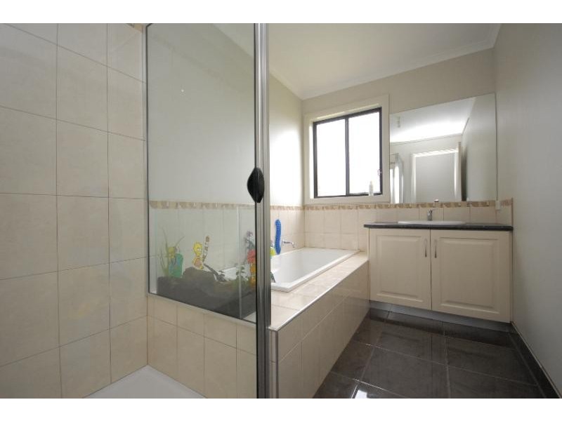 8 Lake Tide Avenue, Newlands Arm VIC 3875