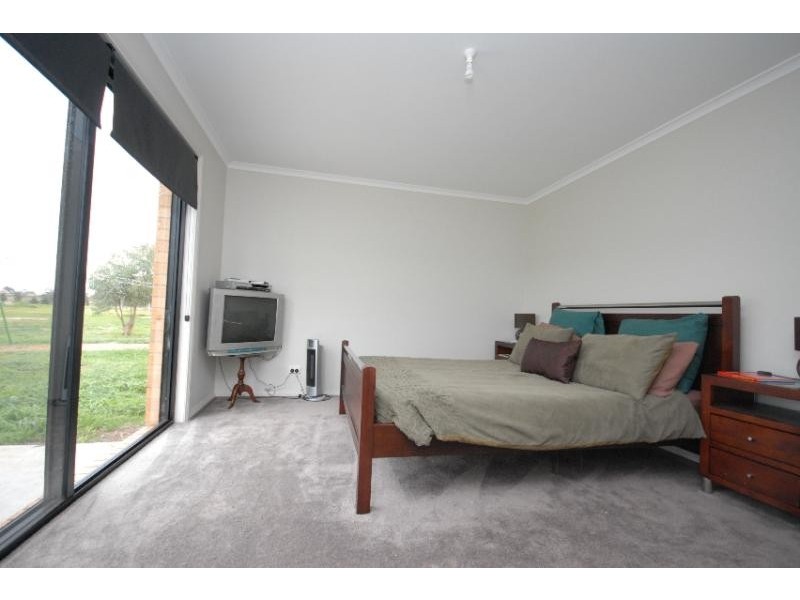 8 Lake Tide Avenue, Newlands Arm VIC 3875