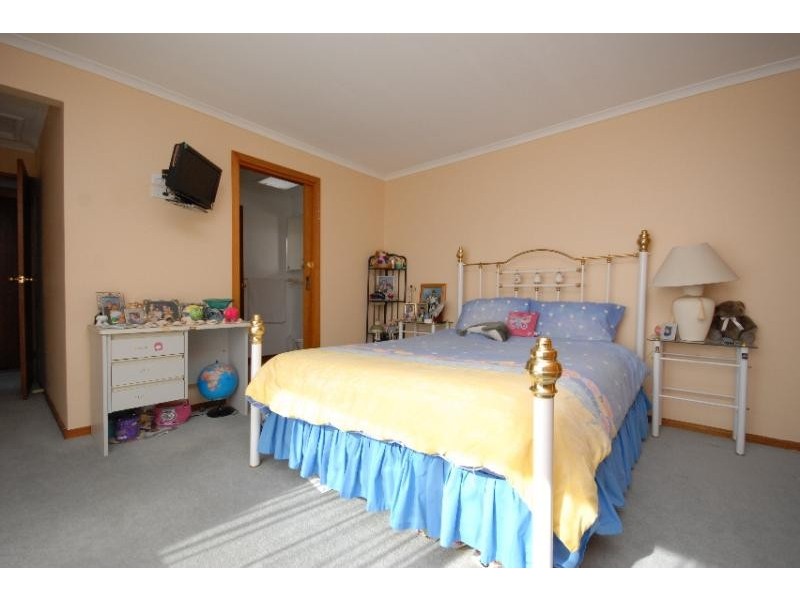 5 Woodward Street, Wy Yung VIC 3875