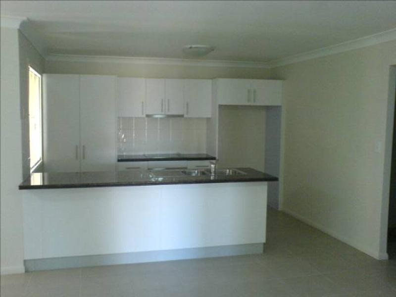 10 Nicole Place, Yamanto QLD 4305