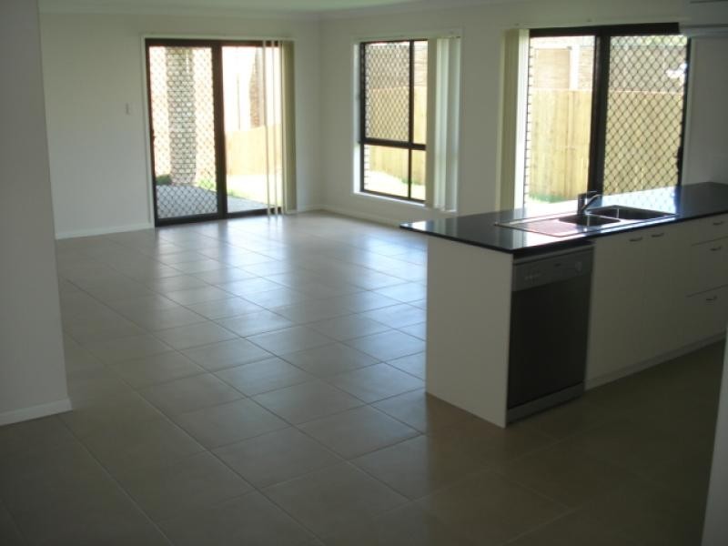 3 Jene Crt, Flinders View QLD 4305