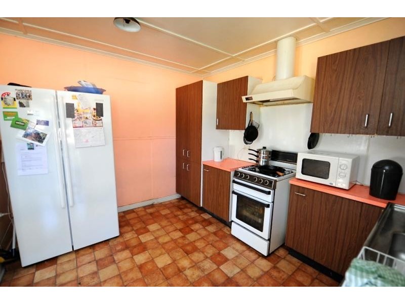 39 Crosshill St, Leichhardt QLD 4305