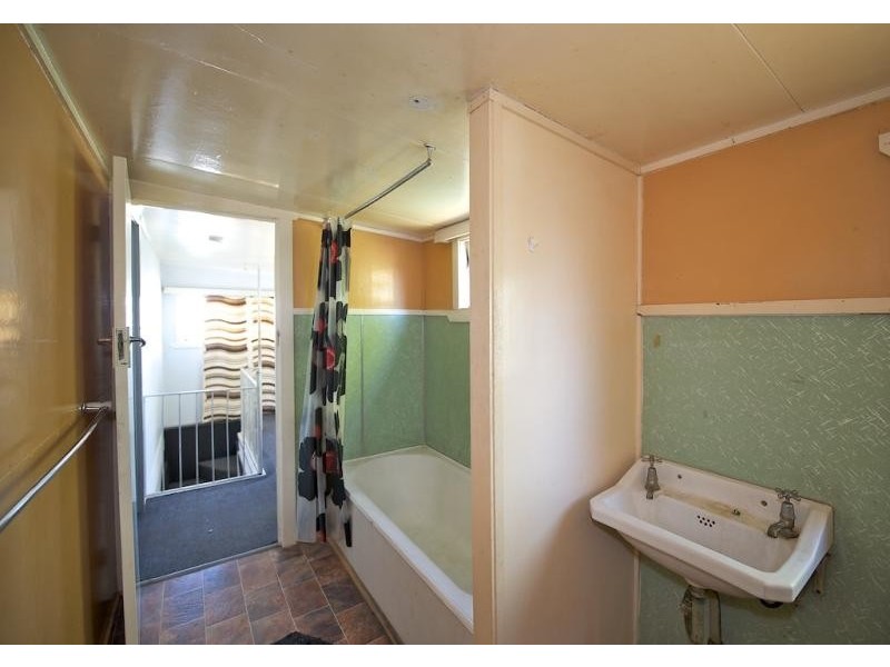 98 Downs St, North Ipswich QLD 4305