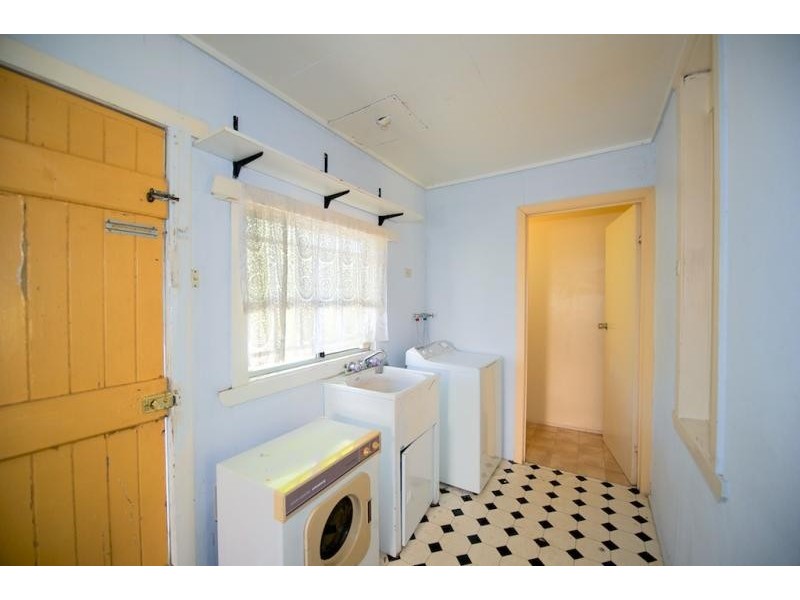 98 Downs St, North Ipswich QLD 4305