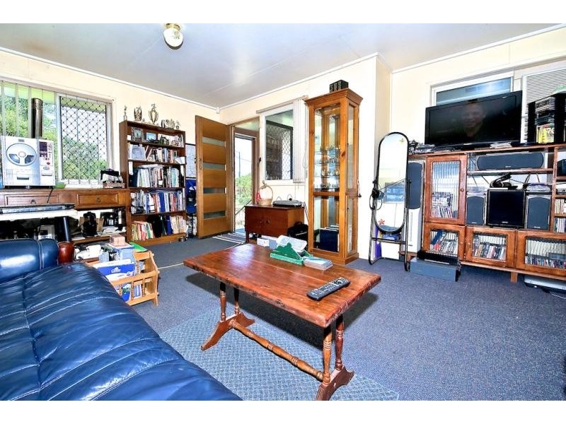 15 Lucas Street, Dinmore QLD 4303