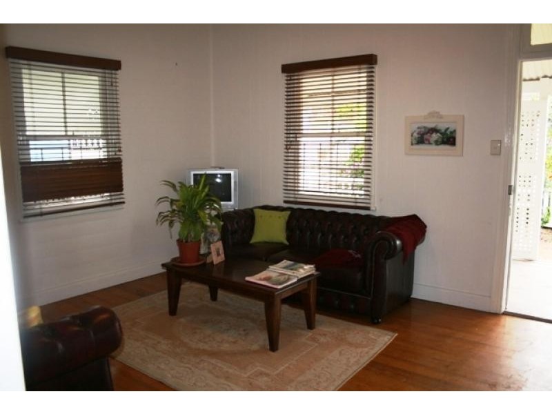 28 PARK ST, Ipswich QLD 4305