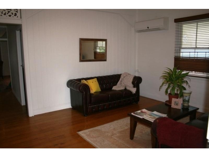 28 PARK ST, Ipswich QLD 4305