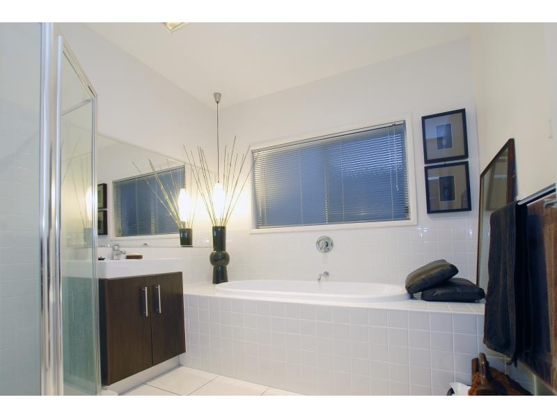 4 Veerings Crescent, Twin Waters QLD 4564