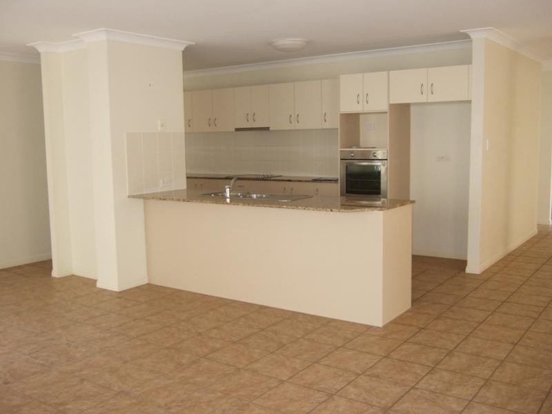 75 Tee Trees Boulevard, Arundel QLD 4214