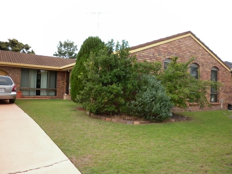 4 Firmin Crt, Mermaid Waters QLD 4218