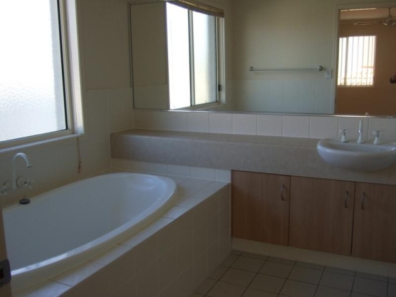 6 Noelene Lane, Arundel QLD 4214