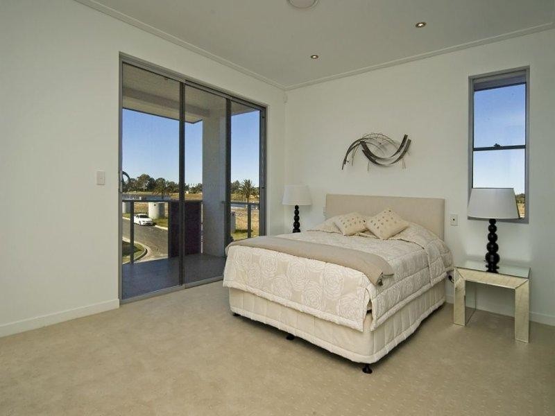 67 SICKLE AVENUE, Hope Island QLD 4212