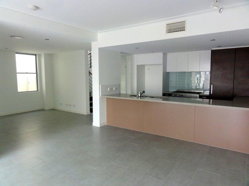 67 SICKLE AVENUE, Hope Island QLD 4212
