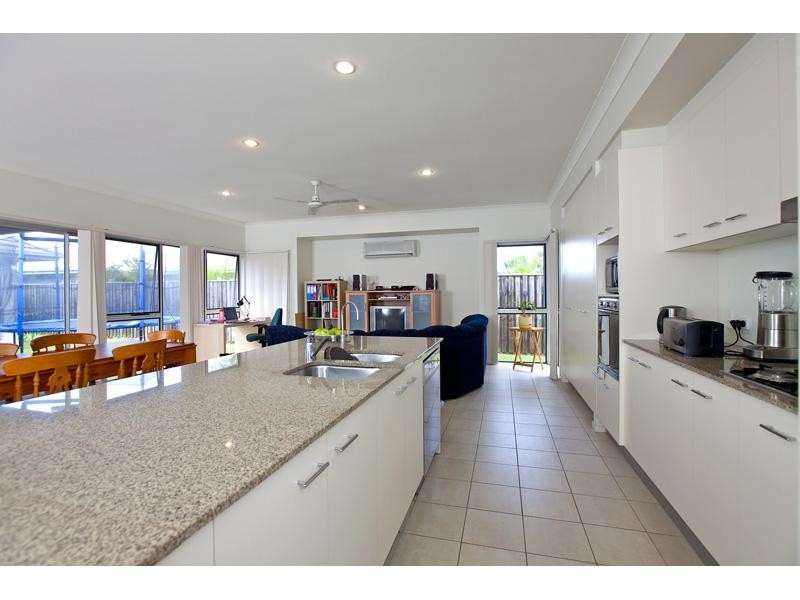 43 Yarra Road, Wakerley QLD 4154