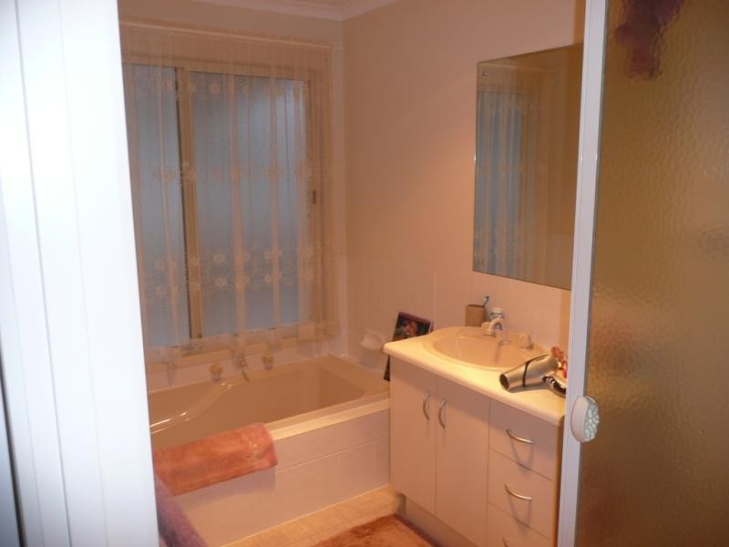 2 ROCKY GLEN COURT, Clare SA 5453