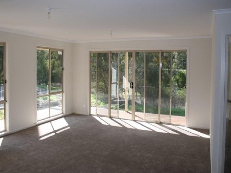 2 a Opie Street, Clare SA 5453