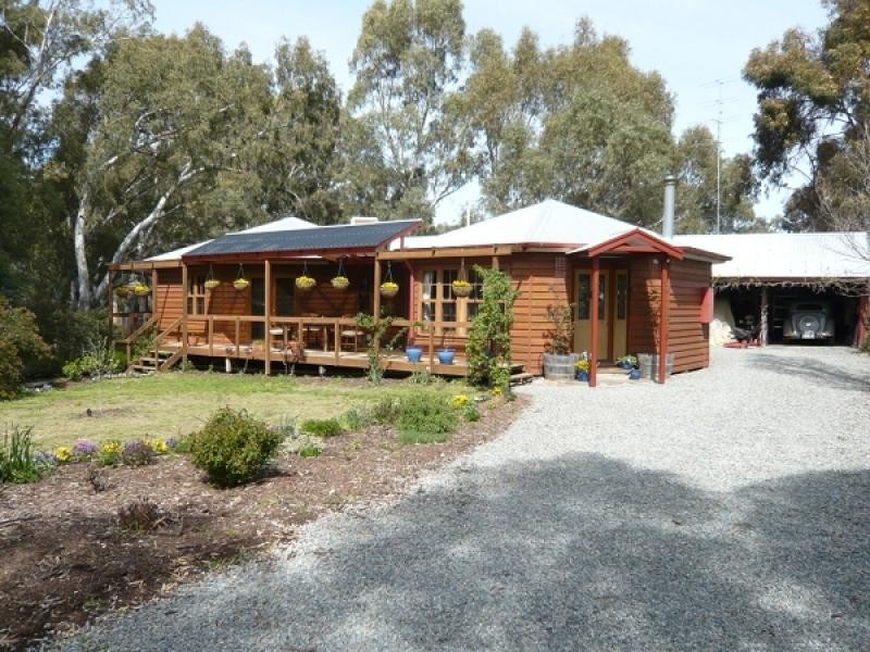 11 Powell Place, Clare SA 5453