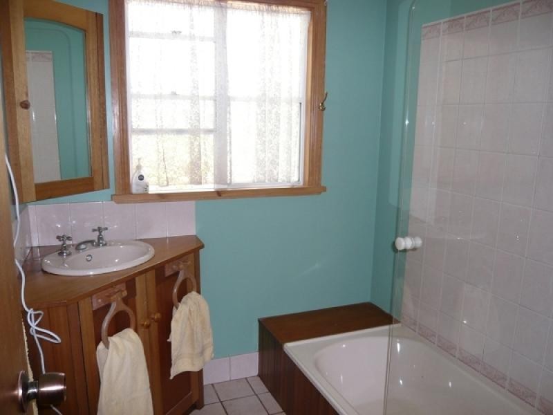 11 Powell Place, Clare SA 5453