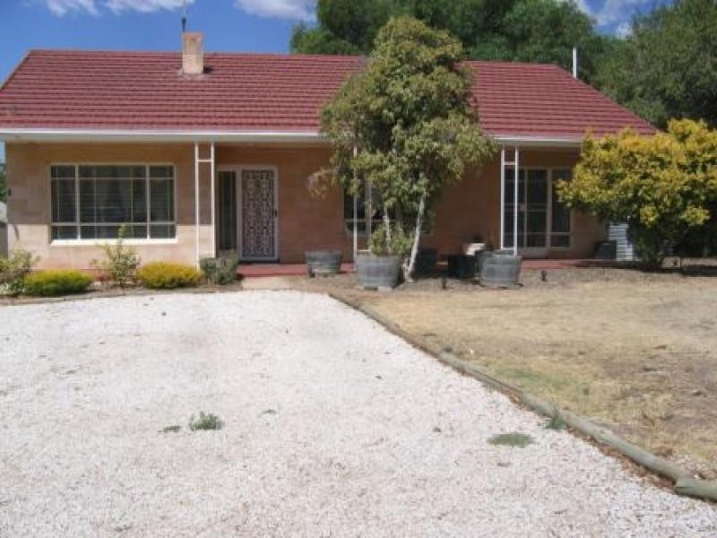 8 Sabine Street, Clare SA 5453