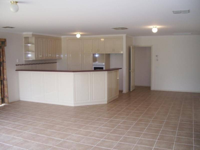 2 DUNEDEN CLOSE, Mildura VIC 3500