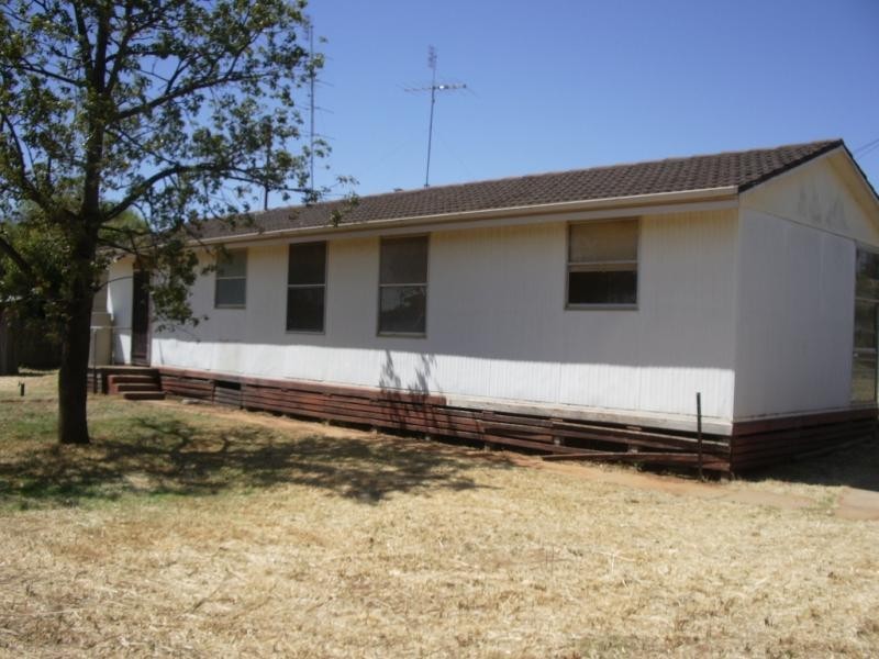 4 VINE COURT, Ouyen VIC 3490