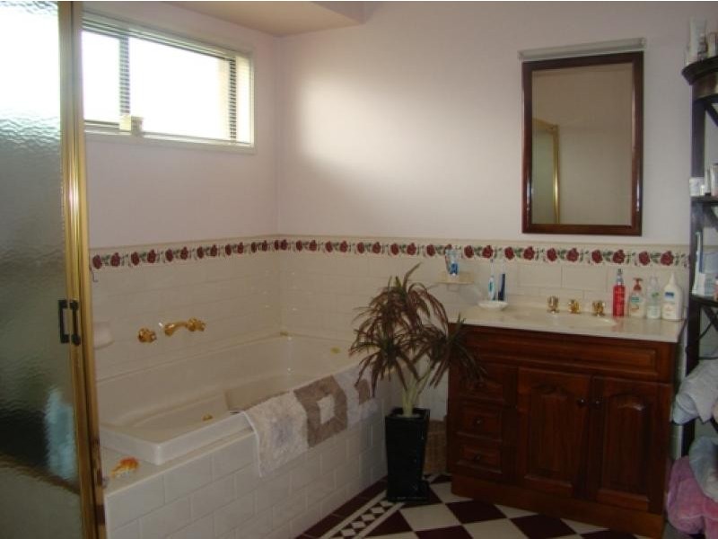 16 Campaspe Street, Rochester VIC 3561