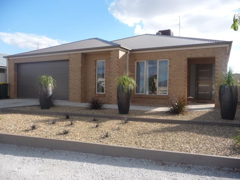 8 Kingfisher Drive West, Moama NSW 2731