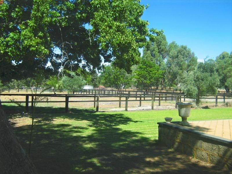 15 WOOLLCOTT AVE, West Swan WA 6055