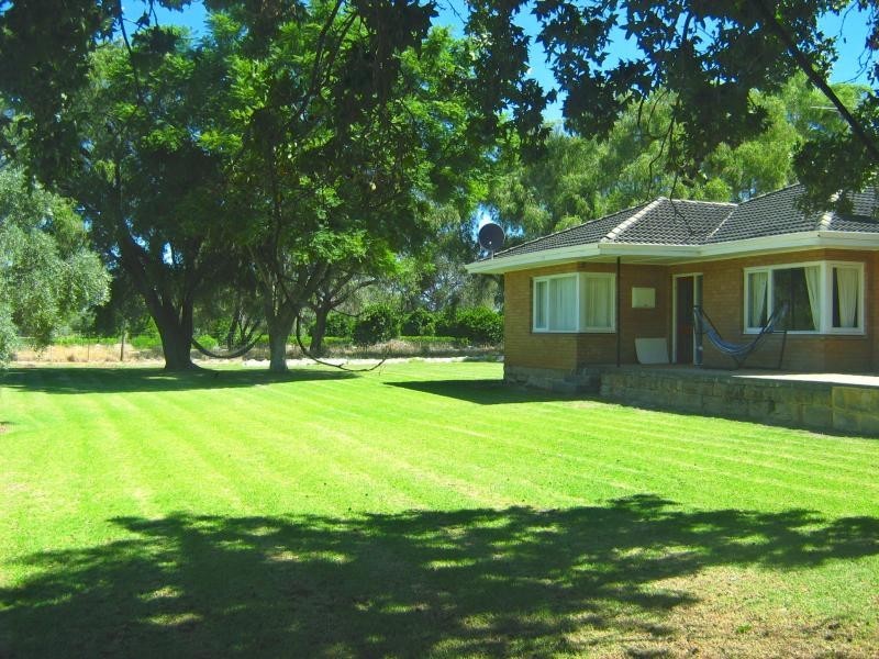 15 WOOLLCOTT AVE, West Swan WA 6055