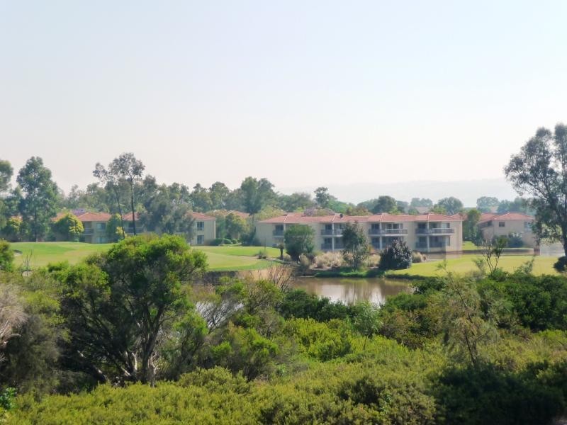 17 Lakefront Circle, The Vines WA 6069