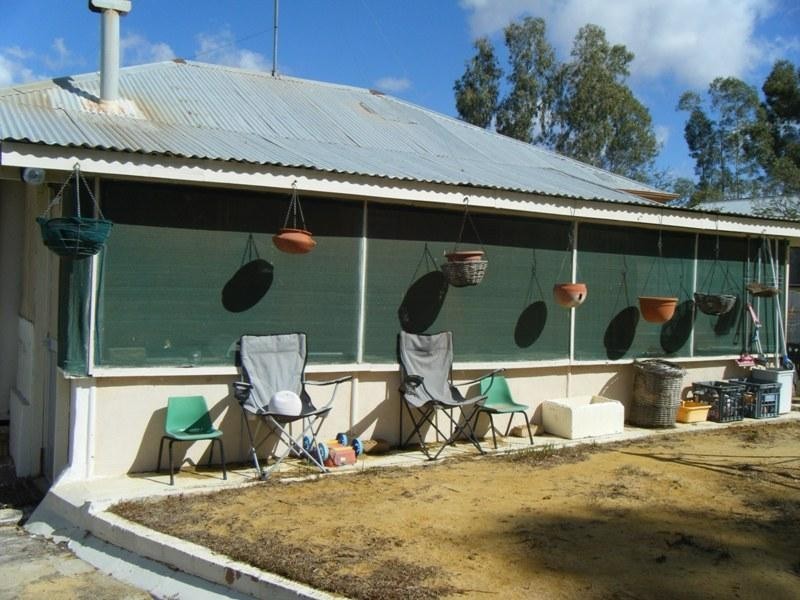 6 Mocardy Street, Wongan Hills WA 6603