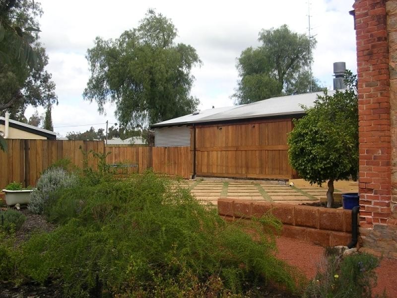 27 South Street, York WA 6302